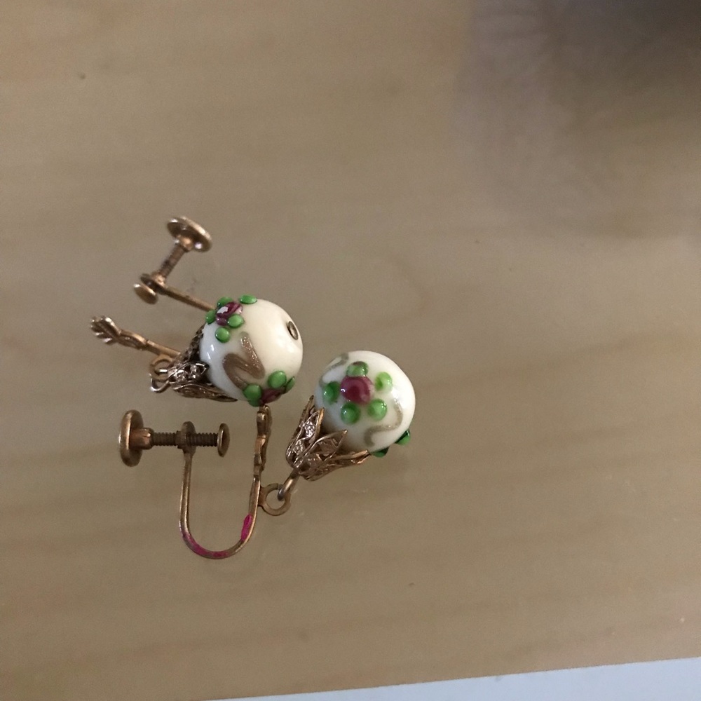 Vintage Wedding Cake filigreed earrings - Picture 2 of 3